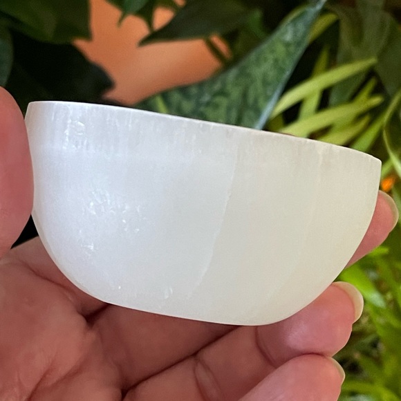 Genuine selenite hand carved bowl - 2 3/4” - Picture 7 of 13